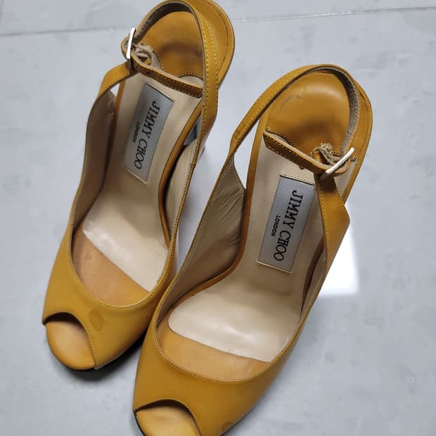 지미추 가죽 여성 하이힐 37(240) 상태확인

