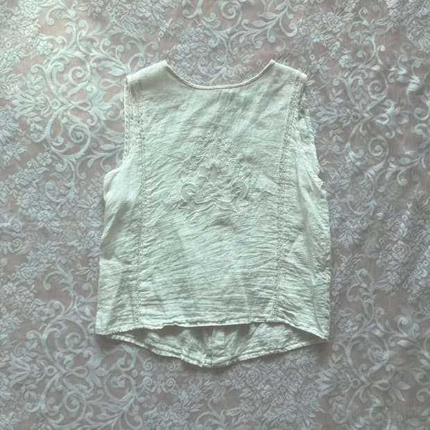 Embroidery sleeveless blouse
