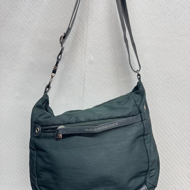 만다리나덕 딥카키 크로스백