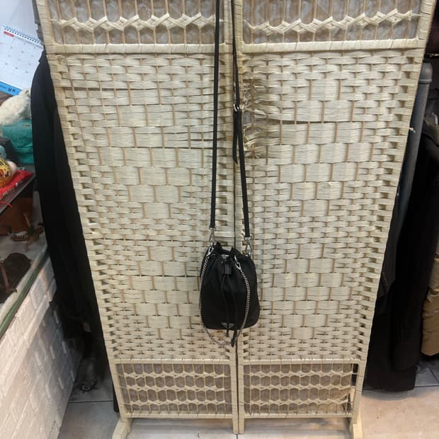 정품 프라다 나일론 파우치 버킷백 팝니다