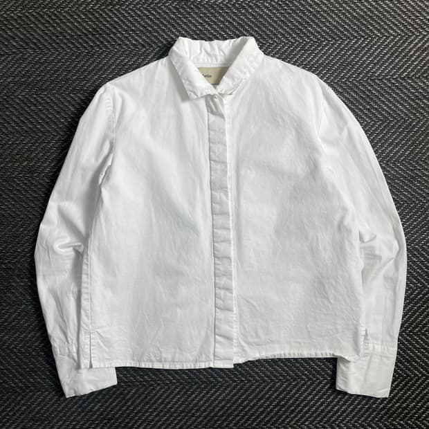 마뗑킴 히든 버튼 크롭 화이트 셔츠 o 3956