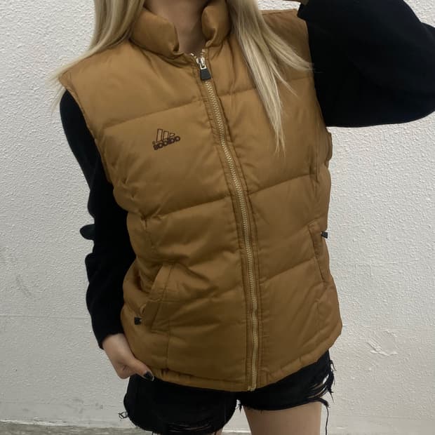 아디다스 에센셜 캬라멜맛 패딩조끼 100