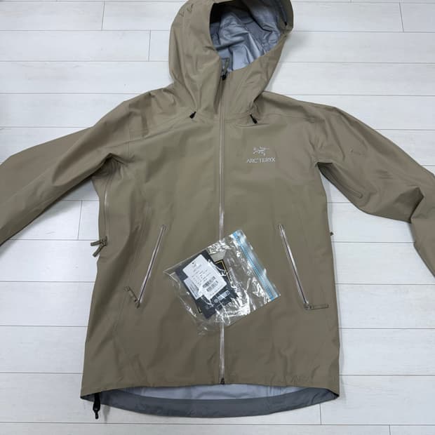 아크테릭스 베타 lt M 사이즈 스모크블러프  크림에서 100주고 구매하