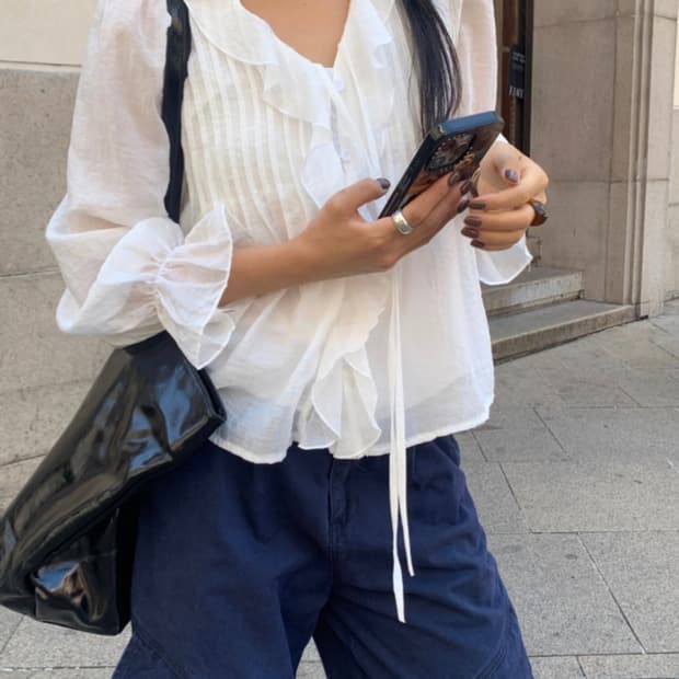 프릴 러플 셔링 화이트 블라우스 팔아요