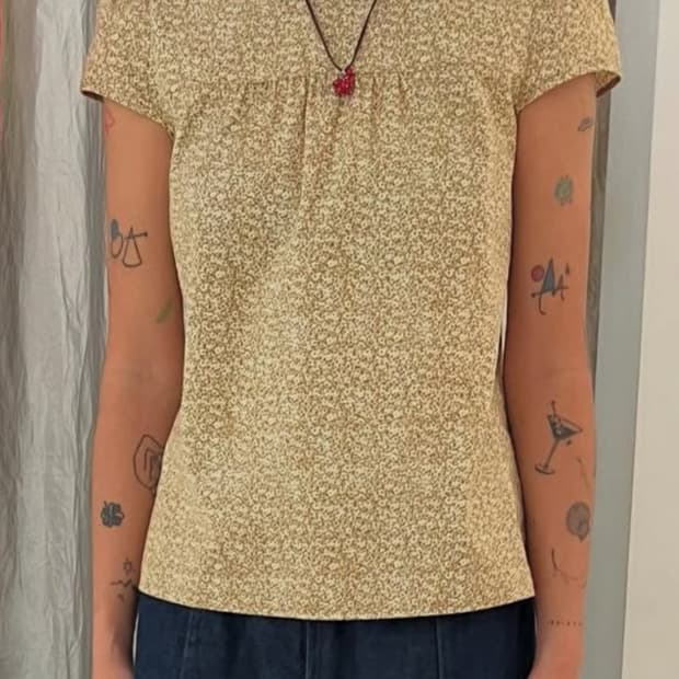 Cosmoss 코스모스 2025 S/S 잔꽃 반팔 블라우스