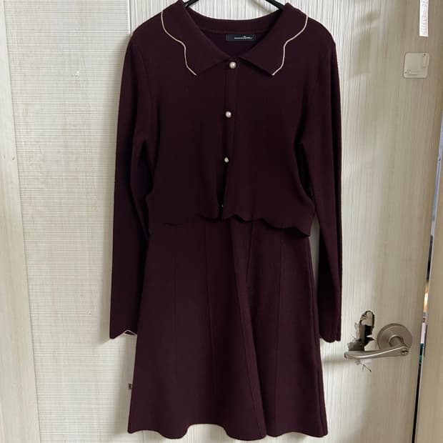 로엠 니트 카라 원피스 버건디
