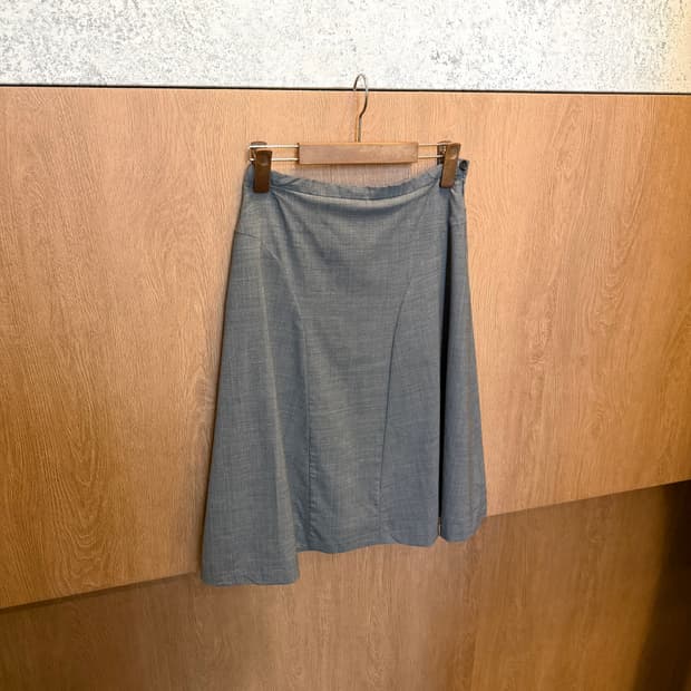 빈티지 미디 스커트 사이드 버튼 절개 디테일 플레어핏 그레이 