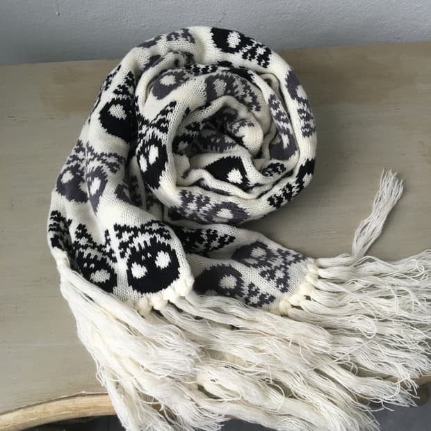skull pattern knit muffler