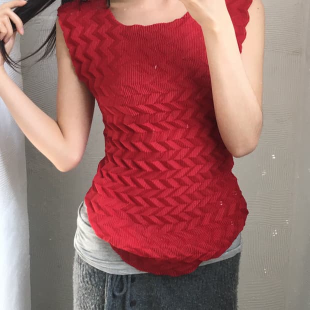 Issey Miyake 이세이미야케 레드 지그재그 플리츠 나시 