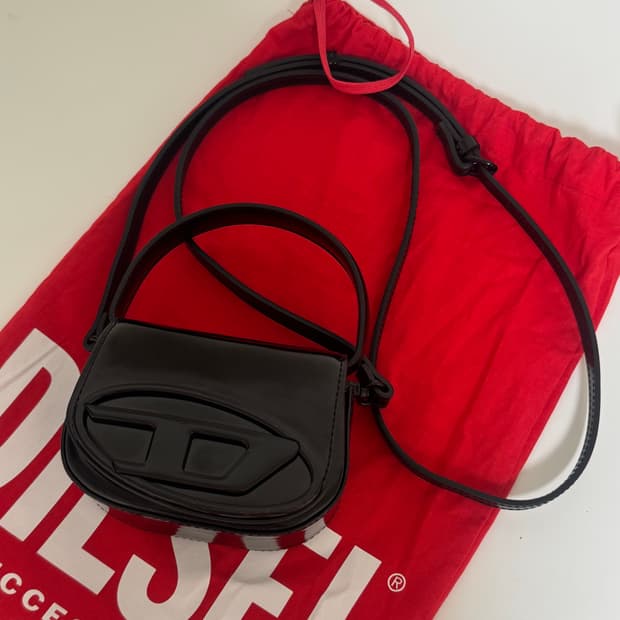 (당일발송) 디젤 1DR XS S 로고 탑핸들 미니 크로스백 블랙