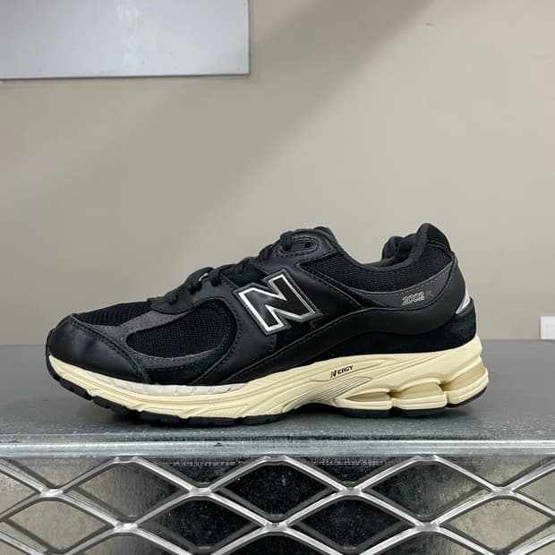 뉴발란스 2002R 블랙 255