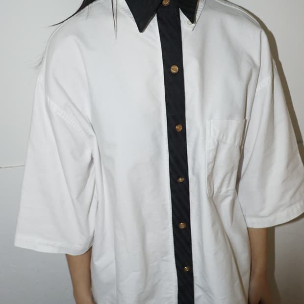 리엔다 스트라이프 디테쳐블 셔츠 카라