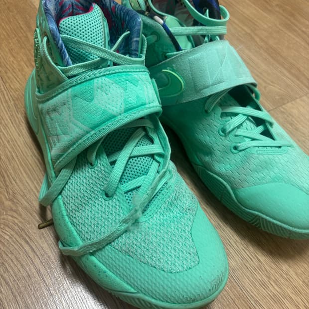 카이리 2 what the kyrie green glow