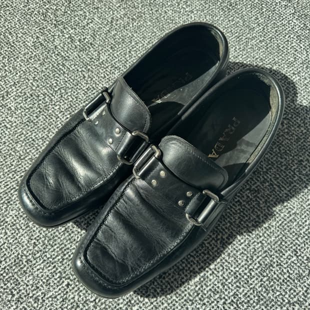 프라다 버클 로퍼 7사이즈