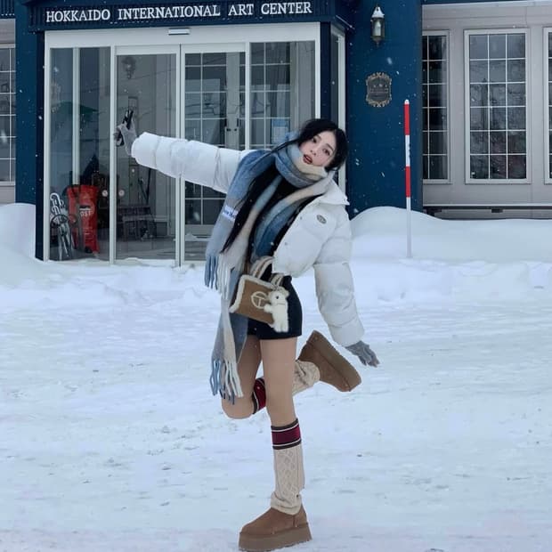 카키포인트 메탈 심볼 글로시 패딩 자켓 화이트