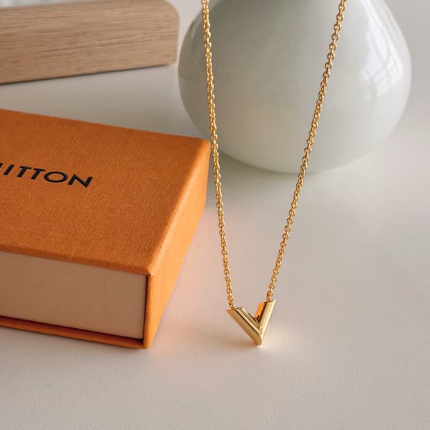 루이비통 에센셜 목걸이 골드