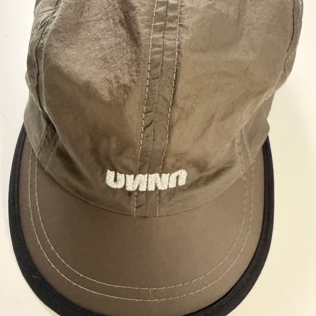 Unna 우나 스마일 런 캡 브라운
