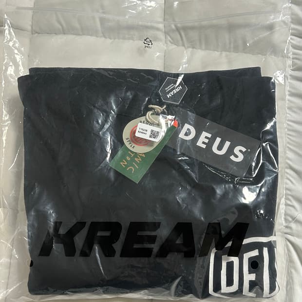 데우스 엑스 마키나 도쿄 롱슬리브