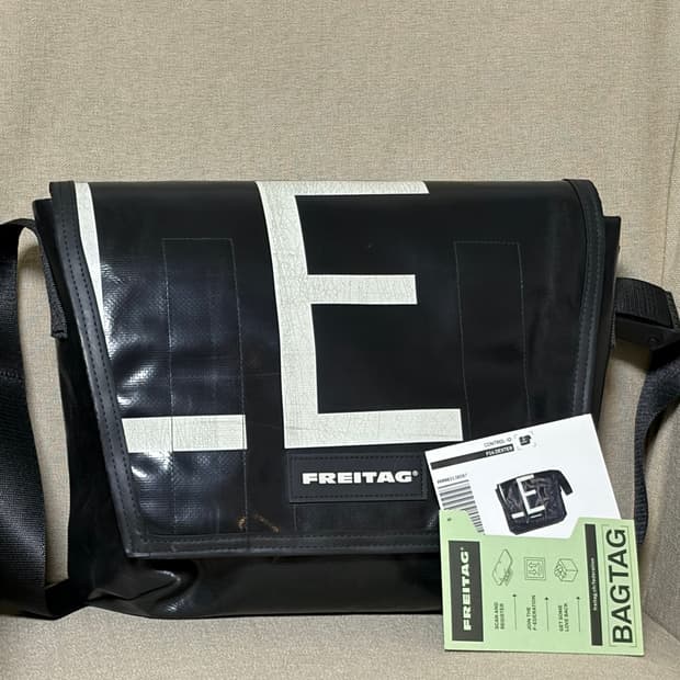 프라이탁 덱스터 블랙,화이트 판매합니다(민트택 보유)