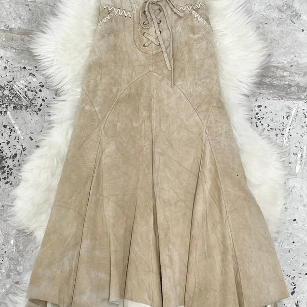 데자뷰 돈피 100% 스티치 디테일 스커트