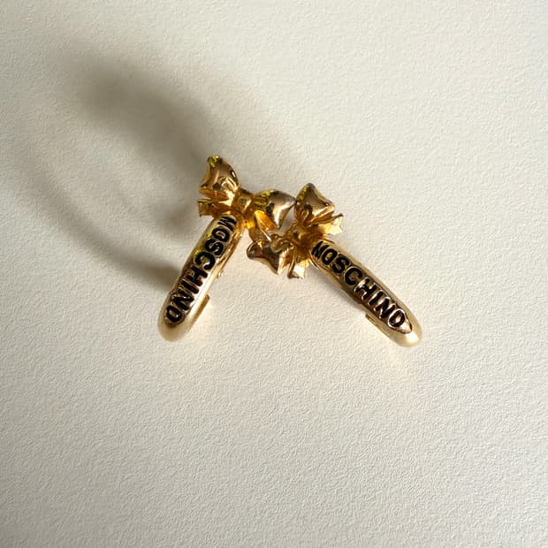 moschino 리본 로고 링 귀걸이 (스크류 귀찌)