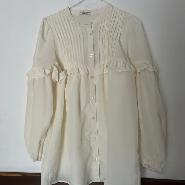 아이보리 프릴 셔츠 