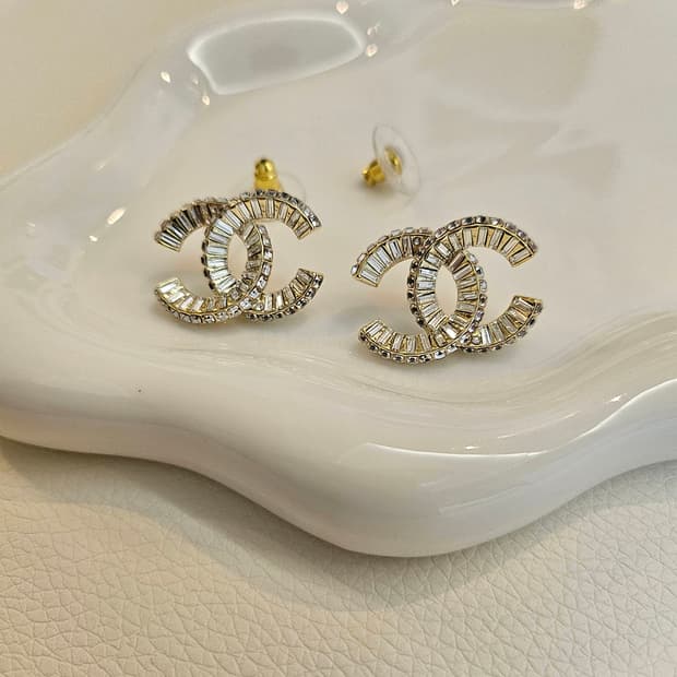 샤넬 크라스탈장식 샴페인골드 스터드 귀걸이 업사이클링