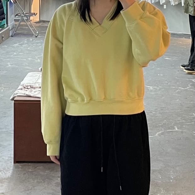 렉토 시그니처로고 브이넥 스웨트셔츠 H1495