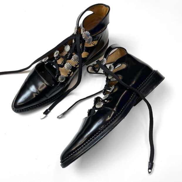 TOGA PULLA 재팬 레이스업 가죽 컷아웃 슈즈 A1578