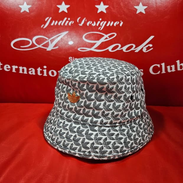 아디다스(Adidas) 모노그램 버킷햇