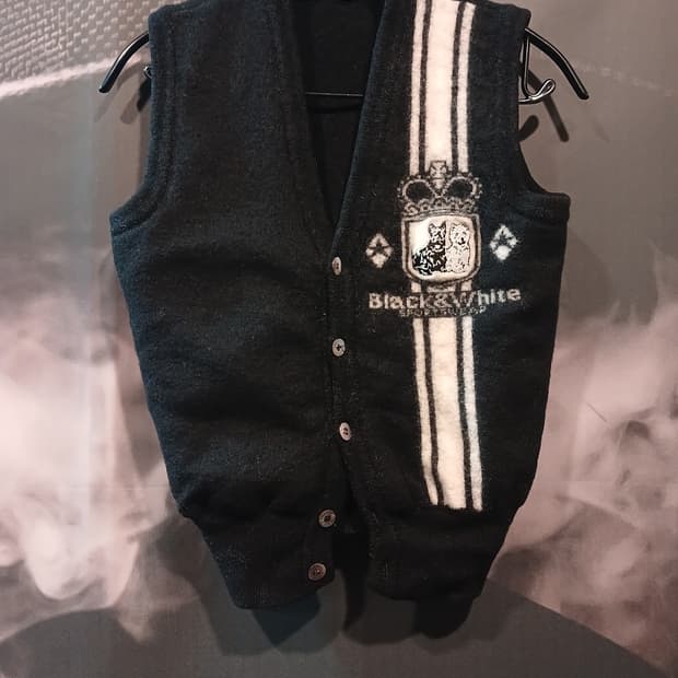 블랙엔 화이트 스트릿 빅로고 조끼 가디건