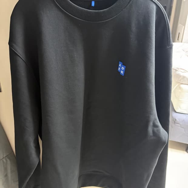 아더에러 검은색 맨투맨