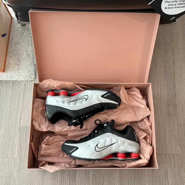 나이키 샥스 R4 블랙/메탈릭 실버 2018 285mm