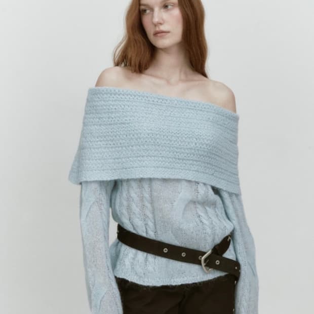 아수라 알파카 트위스트 오프 숄더 니트 스카이블루