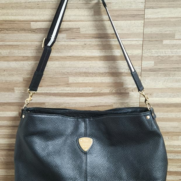 ATAO 브랜드의 블랙 가죽 가방