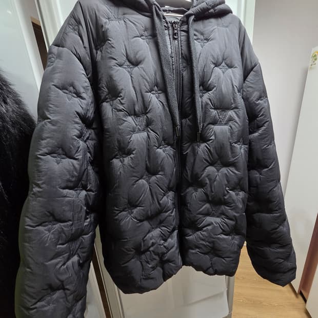 루이비통 모노그램 퀄팅 패딩 정품