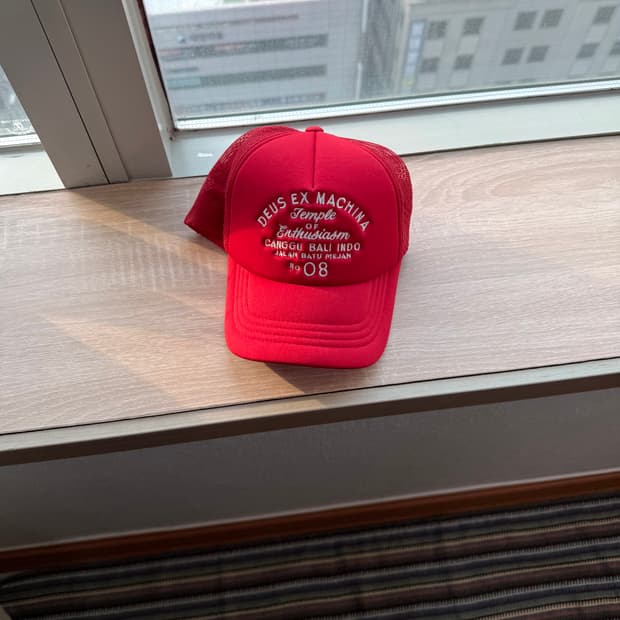 데우스 엑스 마키나 트러커 캡