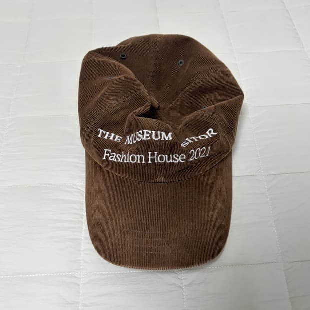 더 뮤지엄비지터 볼캡