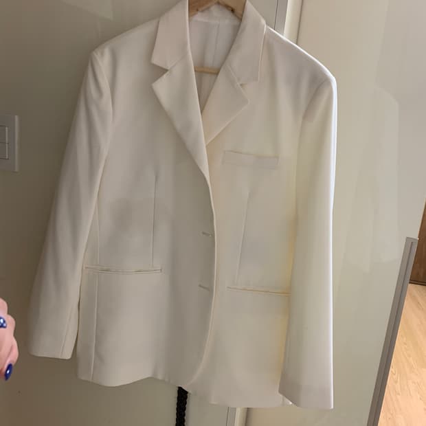 화이트 박시 자켓