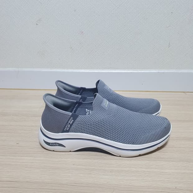 스케쳐스 아치핏 슬립온 270