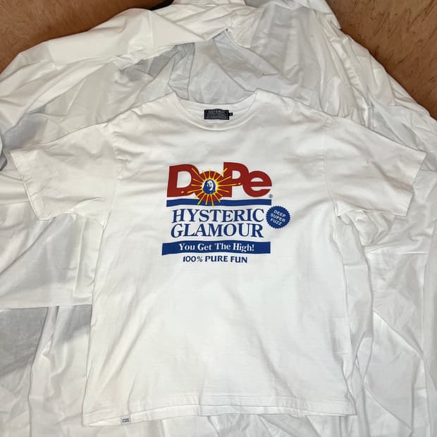 히스테릭 글래머 “Dope” 그래픽 티셔츠