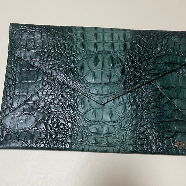 L'inoui 악어 무늬 클러치백