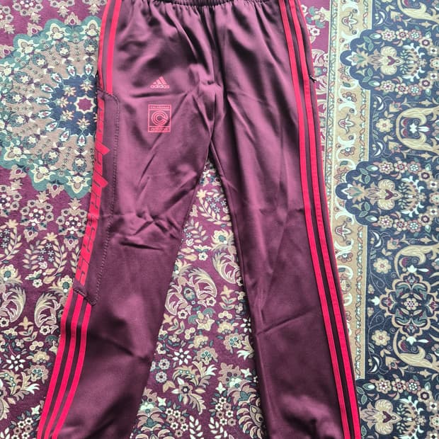 아디다스 이지 칼라바사스 마룬 XS