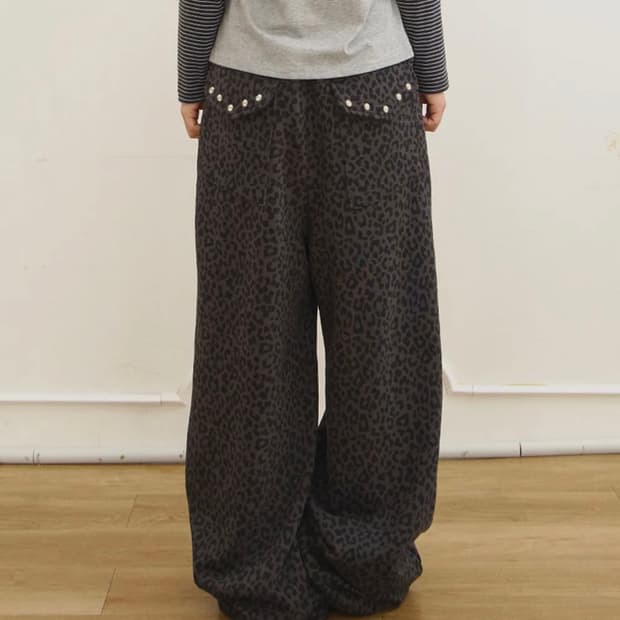 탄산마그네슘 주영X탄산 스터드 스웻 팬츠 레오파드 차콜