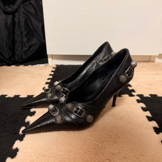 발렌시아가 어레나 램스킨 카골 펌프스힐