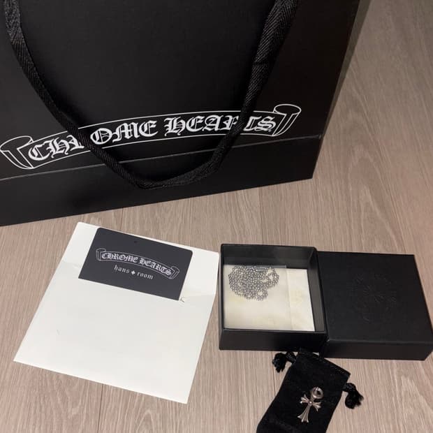 크롬하츠 타이니 크로스 참 펜던트 목걸이 풀박스(한스룸 구매)