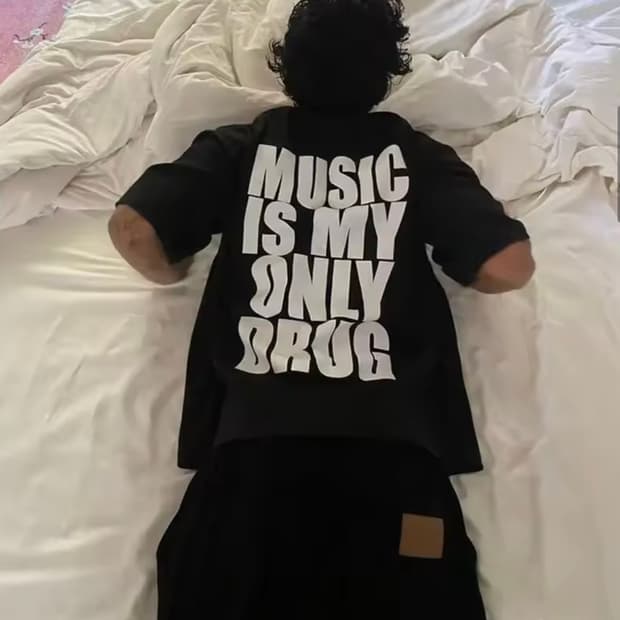 뮤직 이즈 마이 온리 드럭 반팔 