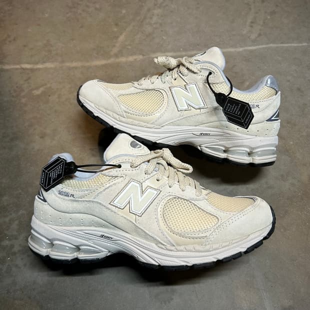 235) 뉴발란스 2002R 아이보리 스니커즈 미사용품