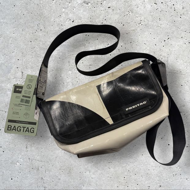 프라이탁 하와이 메신저백 블랙/아이보리