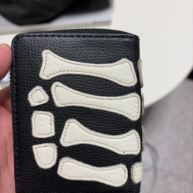 캐피탈 떰즈 업 본 지갑 블랙